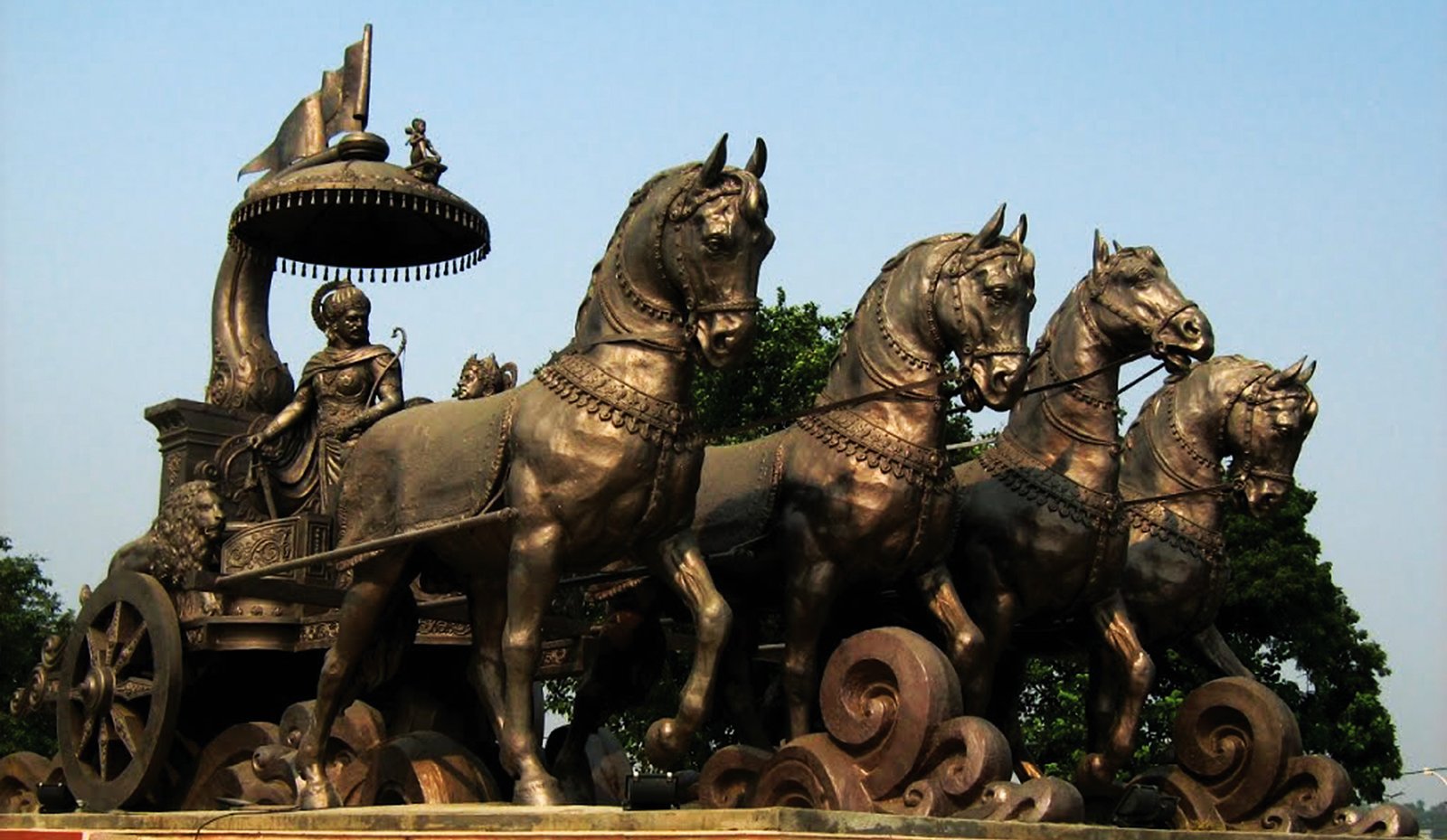 Shree Krishna- Arjun bronze chariot at Brahma Sarovar Park