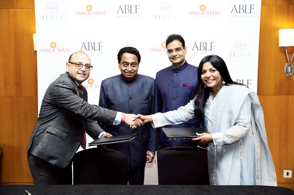 Deepak Sood, secretary general, ASSOCHAM exchanging MoU with Ms Malini N. Menon, Co-Founder, ABLF and Permanent Member, ABLF Executive Council in the presence of Madhya Pradesh chief minister, Mr Kamal Nath and Mr B.K. Goenka, president ASSOCHAM and chairman, Welspun Group.